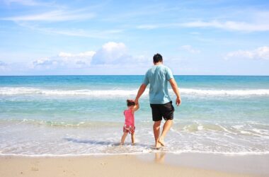 vaciones: padre con su hija en la playa