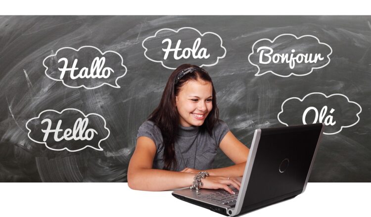 estudiante de secundaria con la palabra 'HOLA' en vario idiomas