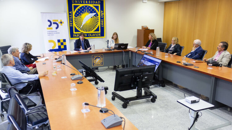 Profesorado emérito se reúne con el rector de la UPO