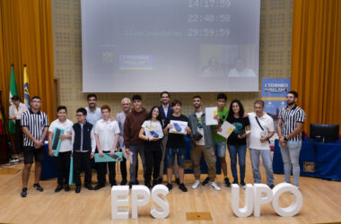 Equipos finalistas con el director de la EPS, Norberto Díaz