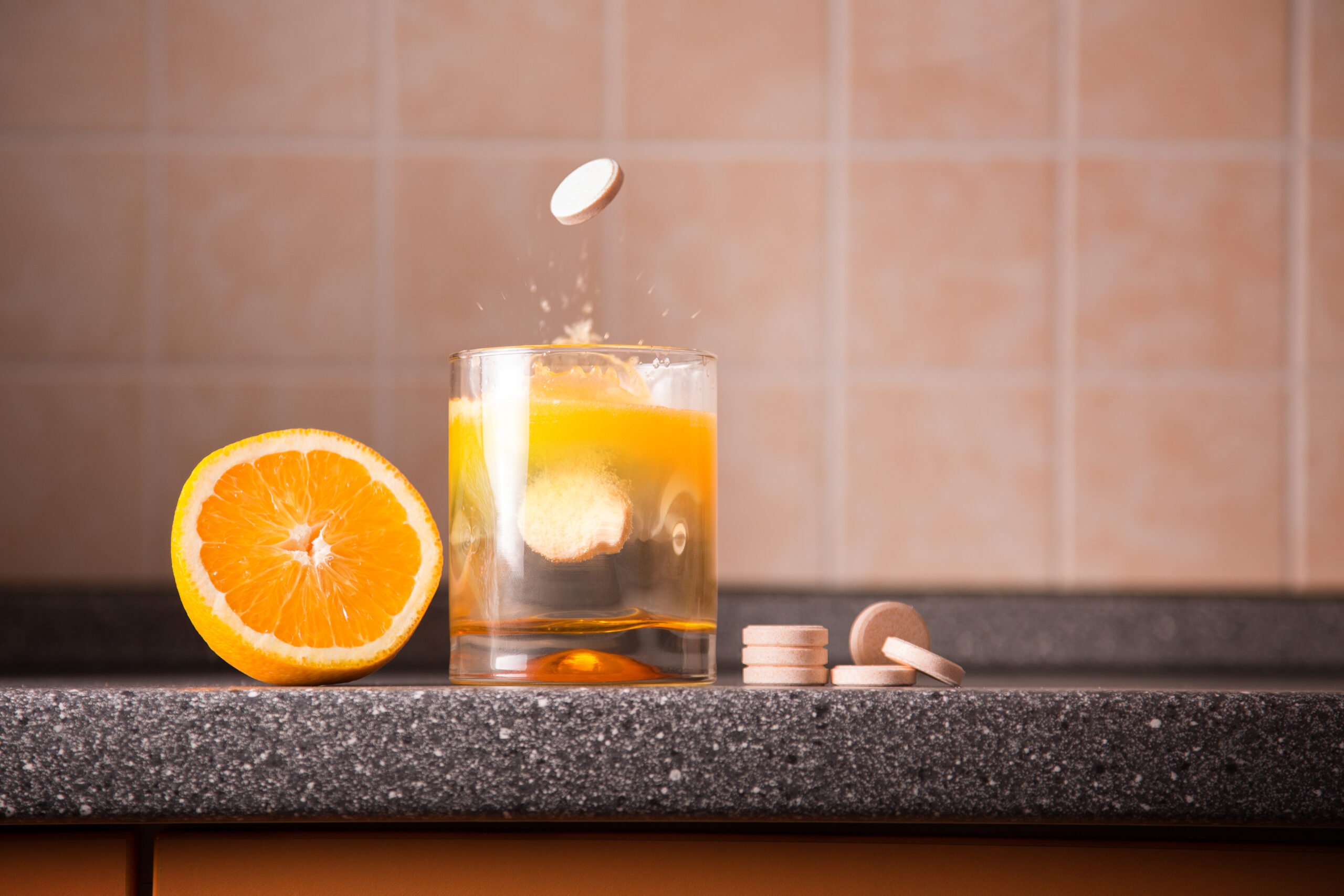 vaso con zumo de naranja
