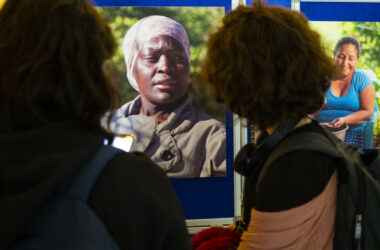 público observa las fotografías de la exposición 'La Primera Mujer'
