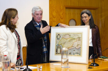 María Holgado y Ana Carmona entregaron un obsequio a Antonio J. Porras Nadales al finalizar las Jornadas