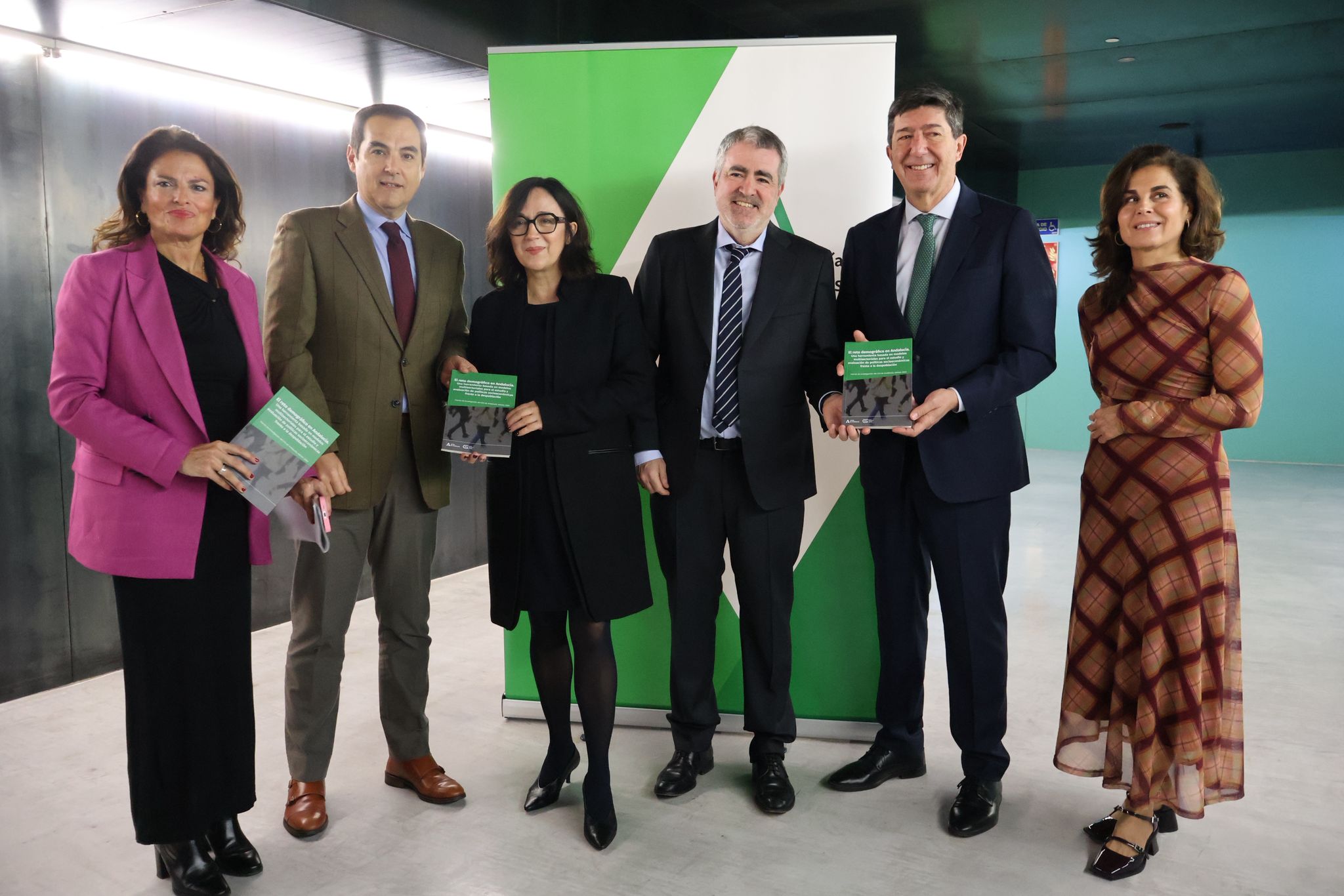 🏆 Desde la Universidad Pablo de Olavide queremos felicitar a nuestra profesora Patricia Fuentes Saguar, del área de Economía Aplicada, galardonada con el Premio de Investigación 2024 del Consejo Económico y Social de Andalucía (CES)  por su trabajo “El reto demográfico en Andalucía. Una herramienta basada en modelos multisectoriales para el estudio y evaluación de las políticas socioeconómicas frente a la despoblación”, desarrollado junto al profesor Alfredo José Mainar de @unisevilla 

Este estudio propone una herramienta científica basada en modelos multisectoriales que ayuda a evaluar y medir el impacto real de las políticas públicas frente a la despoblación y los desafíos demográficos en nuestra comunidad.

La entrega del premio ha coincidido con la presentación de la primera Estrategia frente al Desafío Demográfico de Andalucía, que busca alcanzar 10 millones de habitantes en 2050 a través de medidas a medio y largo plazo y una mejor distribución poblacional en nuestro territorio. Esta herramienta, premiada por el CES, será clave para tomar decisiones más eficaces y mejorar el desarrollo socioeconómico de Andalucía.

👏 ¡Orgullosos de contribuir a soluciones reales para los retos de nuestra tierra!

#UPOinvestiga #economíaaplicada #retodemográfico #PremioCES2024