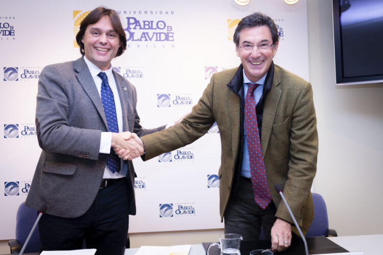 Francisco Oliva y Mikel Landabaso tras la firma del acuerdo