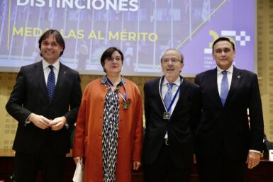 Concepción Álvarez-Dardet y Juan Fernández, medallas al mérito