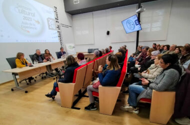 Encuentro con estudiantes del Aula de la Experiencia de la UHU