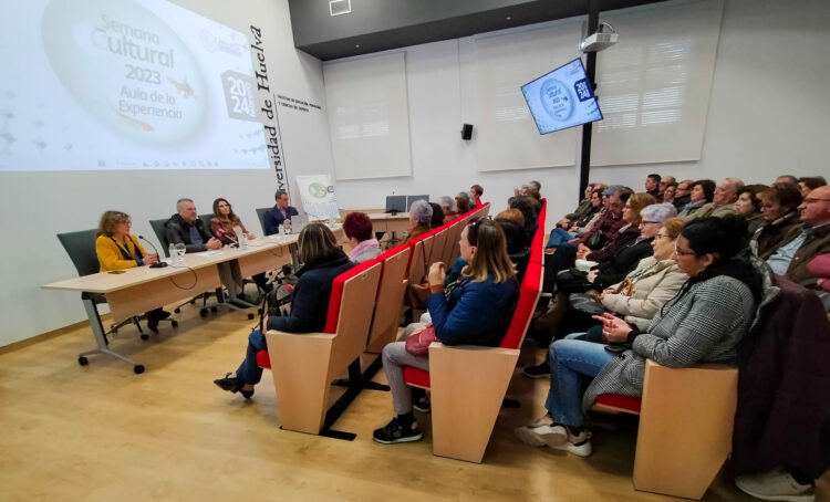 Encuentro con estudiantes del Aula de la Experiencia de la UHU