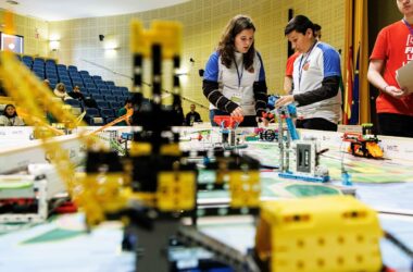 Estudiantes participan en el Torneo FIRST LEGO League