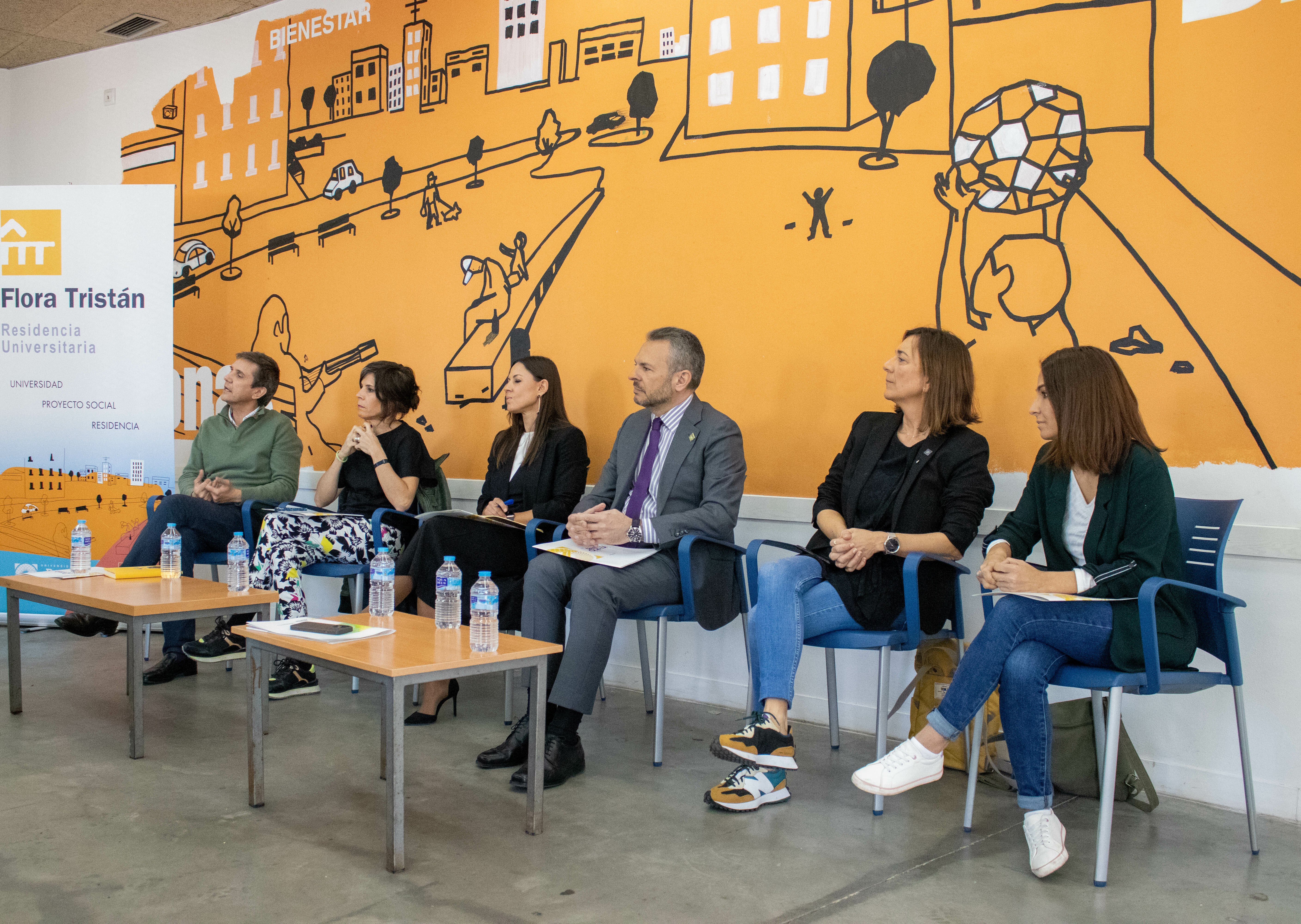 de izquierda a derecha: director de la Asociación Paz y Bien, José Luis Gordillo; la técnica responsable del programa Sevilla Solidaria del Ayuntamiento de Sevilla, Victoria Rodríguez; la vicerrectora de Estudiantes de la UPO, Marian Morón; el vicerrector de Cultura y Políticas Sociales, David Cobos; la directora académica de FEVIDA, Rosa María Díaz; y la técnica de la Asociación Down Sevilla, Andrea Acosta.