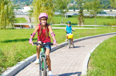 Niñas en bicicleta