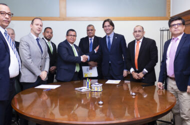 Jairo Torres Oviedo y Francisco Oliva tras la firma del acuerdo en presencia de los rectores de SUE Caribe