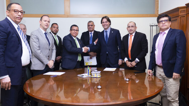 Jairo Torres Oviedo y Francisco Oliva tras la firma del acuerdo en presencia de los rectores de SUE Caribe