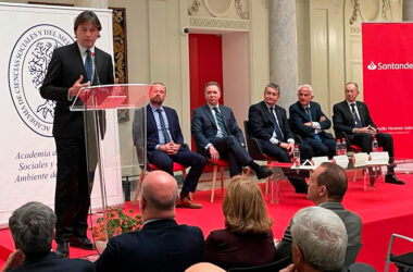 Francisco Oliva recoge el Premio otorgado al CABD por la Academia