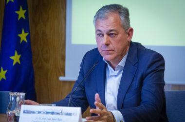 José Luis Sanz durante el coloquio con estudiantes de la UPO