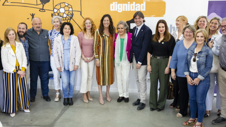 Foto de familia de la presentación de la Asociación Pasaje Begoña y de la Fundación Manuela Saborido en la flora Tristán