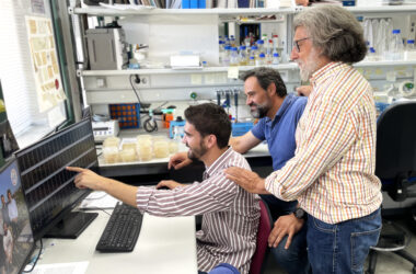 Emilio González, Víctor Álvarez Tallada y Juan Jiménez en su laboratorio del CABD