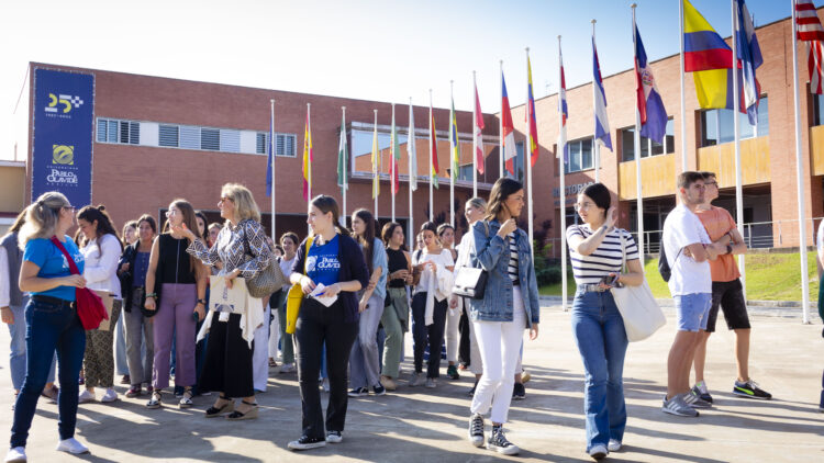 Estudiantes que realizarán la PEvAU en la UPO visitan el campus
