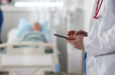Sanitario en un hospital con un enfermo en segundo plano