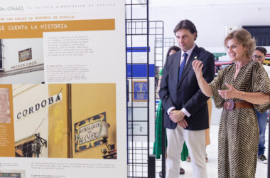 Francisco Oliva y Mercedes de la Torre en la exposición 'Leyendo entre calles'