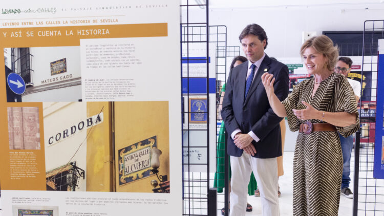 Francisco Oliva y Mercedes de la Torre en la exposición 'Leyendo entre calles'