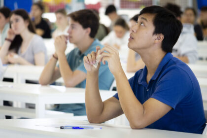 Estudiantes durante un examen de la PEvAU en la UPO