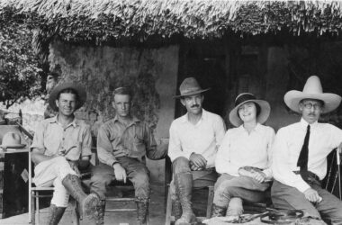 Primer equipo de la Institución Carnegie de Washington, Proyecto Chichén Itzá. De izquierda a derecha: J.O. Kilmartin, ingeniero; Monroe Amsden, arqueólogo asistente y pagador; E.H. Morris, arqueólogo a cargo de las excavaciones, Mrs. Morris, artista, y S.G. Morley, asociado de la Institución a cargo del Proyecto Chichen Itza. 21 de mayo de 1924. US Geological Survey/Wikimedia Commons