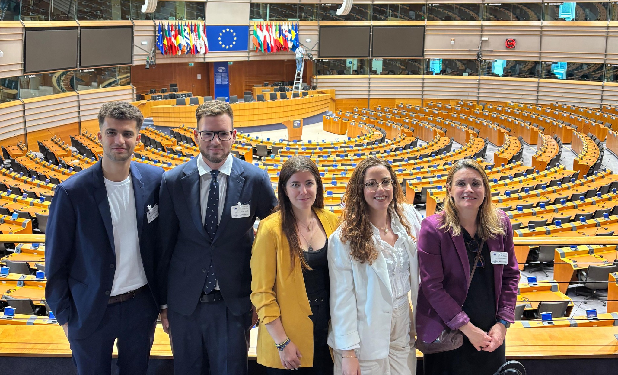 Cinco estudiantes de la Facultad de Derecho UPO han vivido una experiencia única en Bruselas gracias a la Clínica Jurídica UPO–OTAN, un proyecto que une formación, investigación y contacto directo con instituciones internacionales.Daniel Quintana (Grado en Relaciones Internacionales), Laura Marín (Grado en Relaciones Internacionales), María Domínguez (Doble Grado en Relaciones Internacionales y Derecho), Natalia Rubiales (Doble Grado en Relaciones Internacionales y Ciencias Políticas) y Alejandro Galán (Doble Grado en Derecho y ADE) han presentado en la sede del Cuartel General de la OTAN (SHAPE) su informe sobre la Organización de Cooperación de Shanghái, con especial atención al papel de India y Bielorrusia, fruto de meses de trabajo y reflexión académica.🔹 Además, han mantenido reuniones con personal de la OTAN, del Parlamento Europeo y de la Delegación de la Junta de Andalucía en Bruselas, compartiendo ideas, resolviendo dudas y abriendo horizontes profesionales.🔸 La Clínica, coordinada por las profesoras Rocío Vales Calderón y Gloria Fernández Arribas, demuestra cómo la universidad pública puede generar oportunidades reales de crecimiento, pensamiento crítico y formación global.🎓 Porque no se trata solo de estudiar una carrera, sino de vivir experiencias que te transforman y te acercan a los retos del mundo real.Noticia completa en el link de la bio.#ClínicaJurídicaUPO #OlavideInternacional #Derecho #OTAN #Bruselas #RelacionesInternacionales #DerechoInternacional #LaOlavideEresTú #UniversidadPablodeOlavide #UniversidadPública