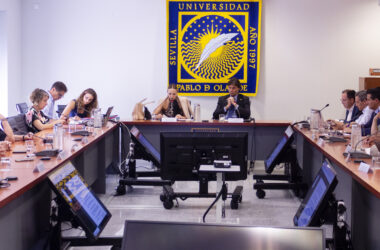 Rocío Reinoso y Francisco Oliva, durante la sesión del Consejo Social de la UPO