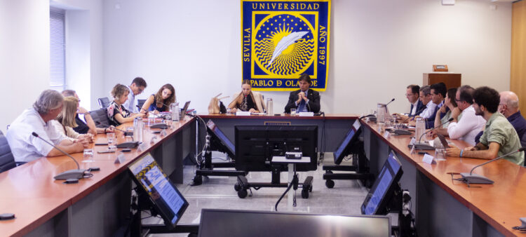 Rocío Reinoso y Francisco Oliva, durante la sesión del Consejo Social de la UPO