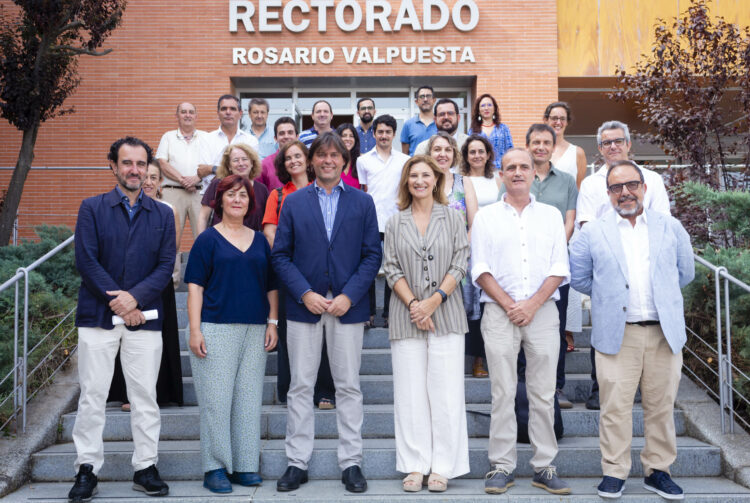 En el centro, Francisco Oliva y Alicia Martínez con los premiados en el Concurso