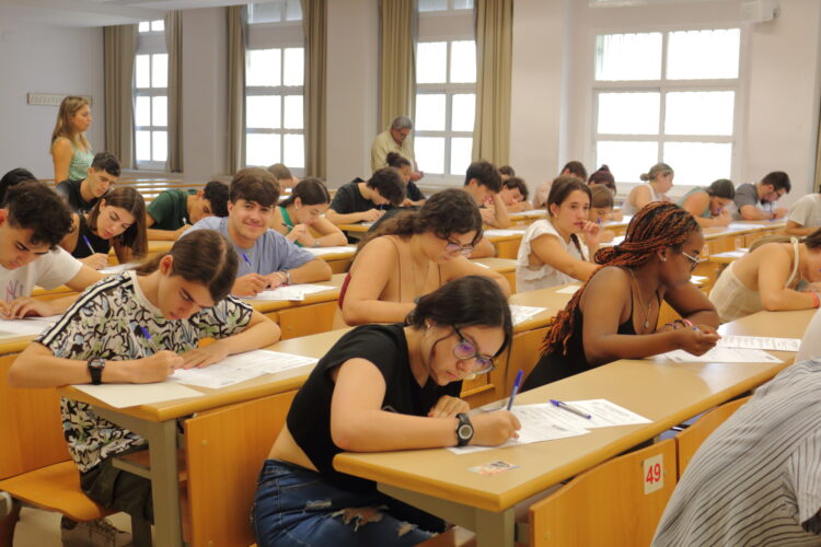 Estudiantes durante la PEvAU extraordinaria en la UPO