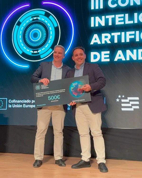 👏 Enhorabuena a nuestro estudiante del Máster Universitario en Ingeniería Informática y egresado de la @eps.upo Juan Alberto García Barroso, que ha conseguido el segundo premio a los mejores Trabajos Fin de Máster en Inteligencia Artificial de Andalucía por su proyecto “Identificación de fraude en el consumo de agua potable”.

Este reconocimiento llega en el marco del III Congreso de Inteligencia Artificial de Andalucía, organizado por Sopra Steria y celebrado en Granada del 10 al 12 de noviembre. Entre 57 trabajos presentados, solo 11 pasaron a la fase final y solo 4 han resultado premiados.

Su TFM, tutorizado por el profesor Roberto Ruiz, aplica técnicas avanzadas de analítica de datos para detectar de forma temprana consumos anómalos en el agua que podrían indicar fraude, utilizando datos de telelectura con etiquetado limitado. Un trabajo que, además, ya está en fase de implementación en el laboratorio de datos del Lago de Datos de @emasesatuagua , donde Juan Alberto trabaja. Un ejemplo del impacto real de la formación en Ciencia de Datos e Inteligencia Artificial que ofrece este máster 📊

Además, nuestro Máster Universitario en Ingeniería Informática continúa avanzando en la actualización de su plan de estudios para incorporar una especialización en Inteligencia Artificial, reforzando la preparación del alumnado en esta área estratégica.

💙 Desde la Universidad Pablo de Olavide enviamos nuestra más sincera felicitación a Juan Alberto por este logro. ¡Enhorabuena!

#TalentoUPO #InteligenciaArtificial #IngenieríaInformática #TFM #Premios  #IA #CienciaDeDatos #LaOlavideEresTú
