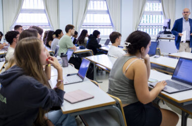 Estudiantes en una clase en el campus UPO