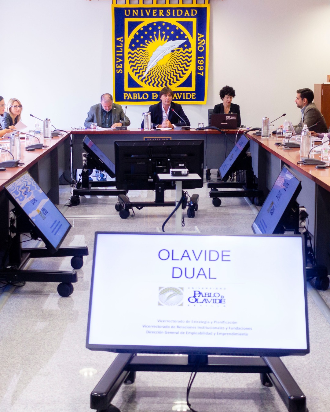 😊 Felices de anunciaros que la Universidad Pablo de Olavide es pionera en la implantación de los grados duales en Andalucía.
Para el próximo curso inauguramos un nuevo modelo académico que combina formación universitaria y experiencia profesional remunerada en empresas e instituciones.
📌 En el curso 2025/2026 estrenamos el Grado en Ingeniería Informática Dual y, año siguiente, el Grado en Finanzas, Contabilidad y Auditoría Dual. Además, ya estamos diseñando itinerarios duales para ADE y Ciencias Ambientales, y el nuevo Máster en Gestión y Marketing de Marcas de Moda también se ofrecerá en modalidad dual.
El modelo Olavide Dual va mucho más allá de las prácticas externas:
✅ Más del 20% de los créditos se cursarán en colaboración con entidades colaboradoras mediante un contrato de formación en alternancia remunerado.
✅ El último curso se desarrollará principalmente en la empresa, combinando aprendizaje práctico y académico.
✅ Cada estudiante contará con un plan formativo individualizado y un equipo de tutores que le acompañará en todo el proceso.
Con esta apuesta innovadora, reforzamos nuestro compromiso con la empleabilidad, la calidad y la transformación de la educación superior.
¡Prepárate para tu futuro profesional con un modelo formativo conectado con la realidad y diseñado para que marques la diferencia desde el primer día!
🔗 Puedes leer la noticia completa en el link de la Bio.
#GradosDual #GradosUniversitarios #LaOlavideEresTú #UniversidadPablodeOlavide