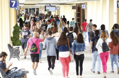 estudiantes en el campus UPO