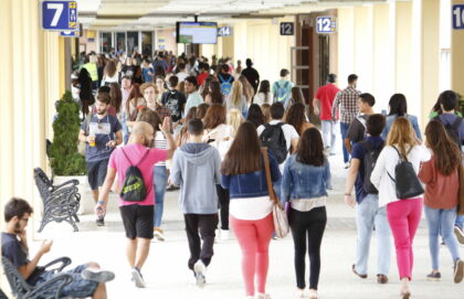 estudiantes en el campus UPO