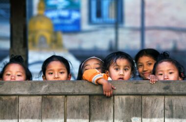 niños miran de frente