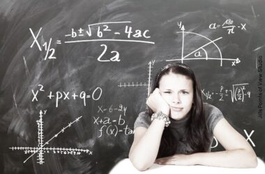 Estudiante ante una pizarra con fórmulas matemáticas que parece no comprender