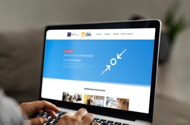 Un usuario ante un portátil con la nueva web de la Fundación