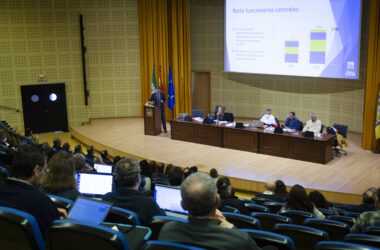 Francisco Oliva durante la presentación del Informe de Gestión 2023 al Claustro