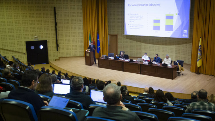 Francisco Oliva durante la presentación del Informe de Gestión 2023 al Claustro