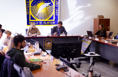 Rocío Reinoso y Francisco Oliva durante la sesión del Consejo Social