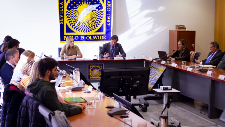 Rocío Reinoso y Francisco Oliva durante la sesión del Consejo Social