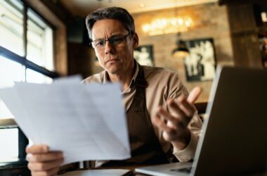 Hombre leyendo un texto con expresión de extrañeza