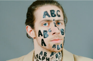 Rostro de hombre joven con letras pindadas