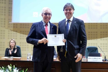 Francisco Bedoya recibe la Medalla al Mérito del rector