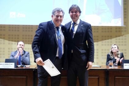Guillermo Domínguez con la Medalla al Mérito