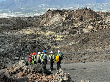 El equipo investigador HIRES-SOM realizando muestreos de los suelos en áreas naturales protegidas afectadas por la erupción de La Palma de 2021.