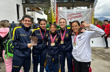 De izquierda a derecha, Alejandro Garrido González, Lucía Cantos Geiries, Julia García Martínez, Laura Rivera Rodríguez y la directora general de Deportes de la UPO África Calvo Lluch.